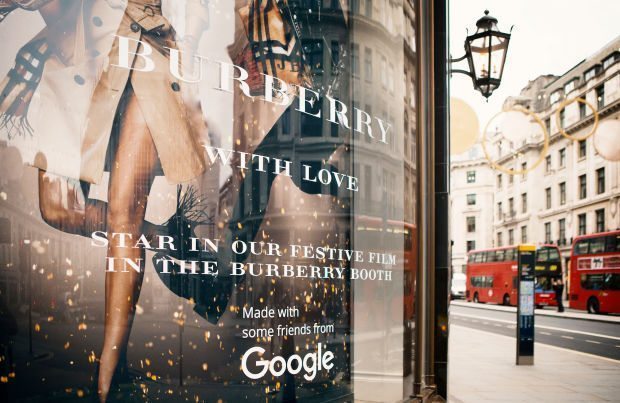 BURBERRY BOOTH INTERACTIVE HOLIDAY CAMPAIGN
