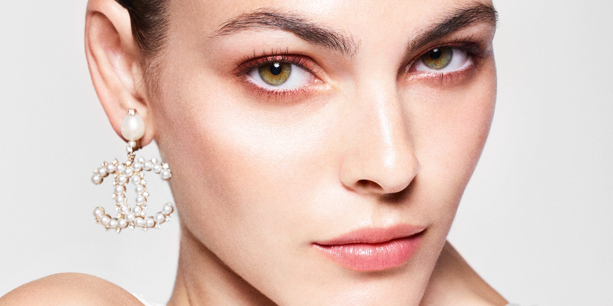Chanel Le Blanc Perles et Éclats Makeup Campaign