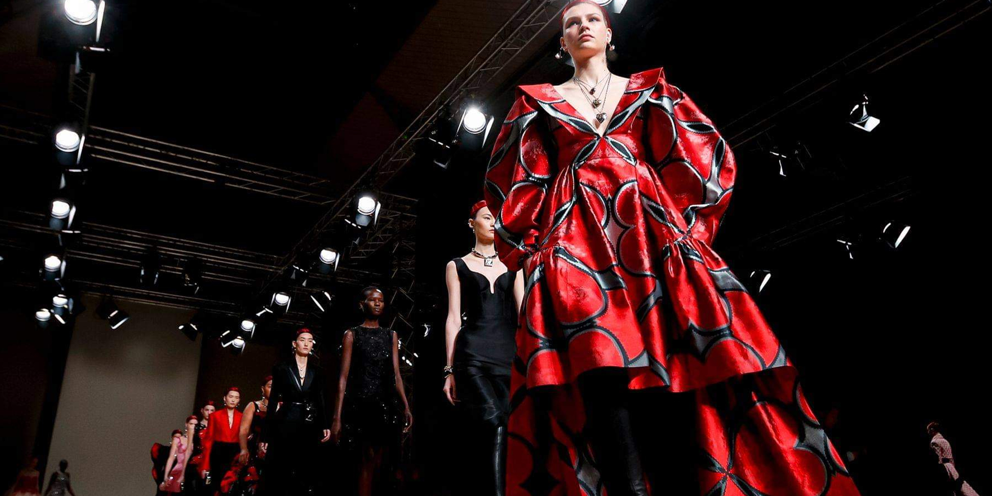 Watch the Alexander McQueen Fall 2022 RTW Runway Show Live | LES FAÇONS