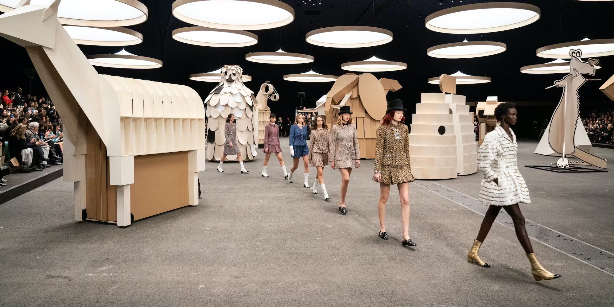 Watch the Chanel Spring 2024 Haute Couture Runway Show Live LES FAÇONS