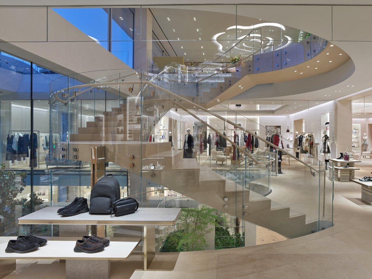 CHRISTIAN DIOR BOUTIQUE ON RODEO DRIVE IN BEVERLY HILLS (2)